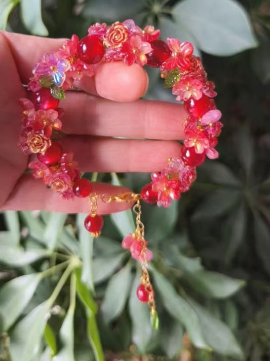 Exquisite handmade bracelet-the overall look is vibrant and romantic, full of a spring atmosphere.